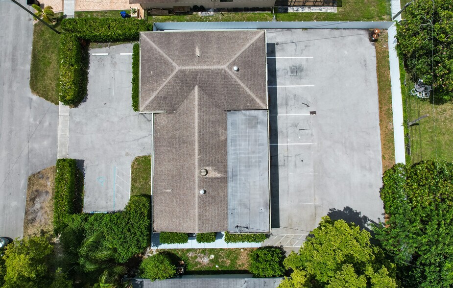 16170 NE 11th Ct, Miami, FL à vendre - Photo du bâtiment - Image 2 de 24