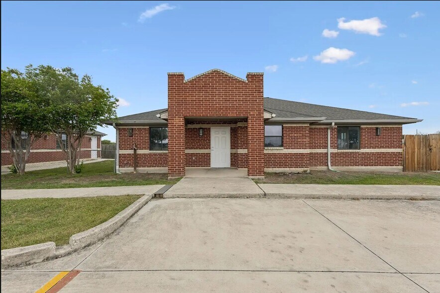 1024 Guadalupe, Lockhart, TX à vendre - Photo du bâtiment - Image 3 de 12