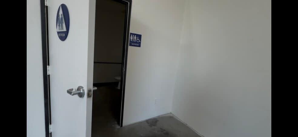 8235-8239 Lankershim Blvd, North Hollywood, CA for lease - Building Photo - Image 2 of 4