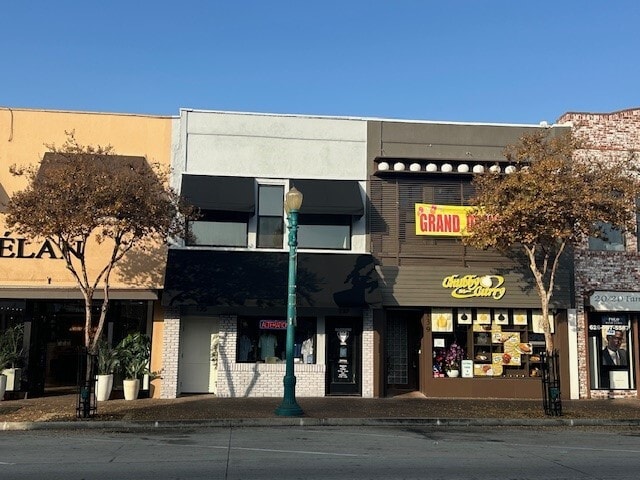 135-137 N Citrus Ave, Covina, CA à louer - Photo du bâtiment - Image 1 de 6