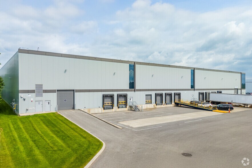 970-980 Pl Paul-Kane, Laval, QC à louer - Photo du bâtiment - Image 3 de 8