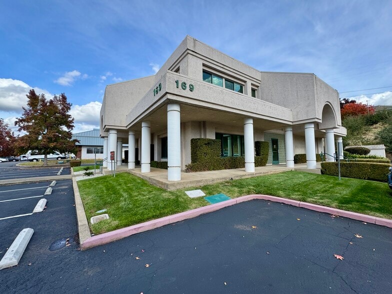 169 Hartnell Ave, Redding, CA for lease - Building Photo - Image 2 of 9
