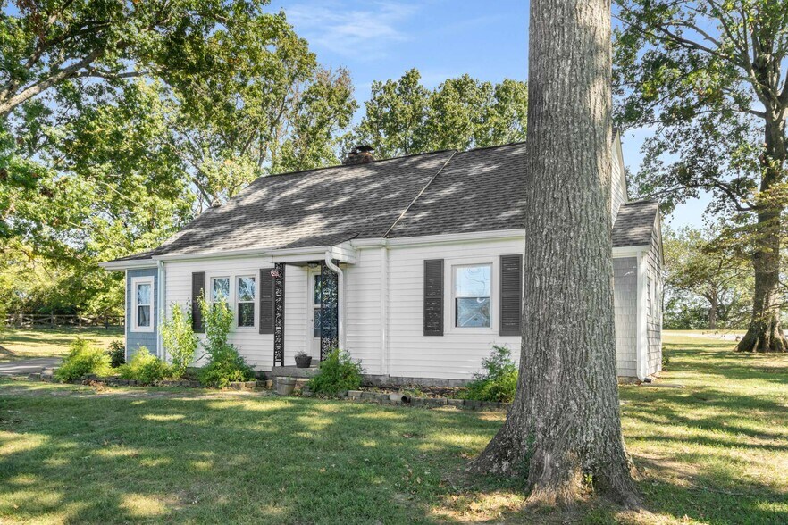 325 E Hill Ave, Lewisburg, TN à vendre - Photo du bâtiment - Image 2 de 11