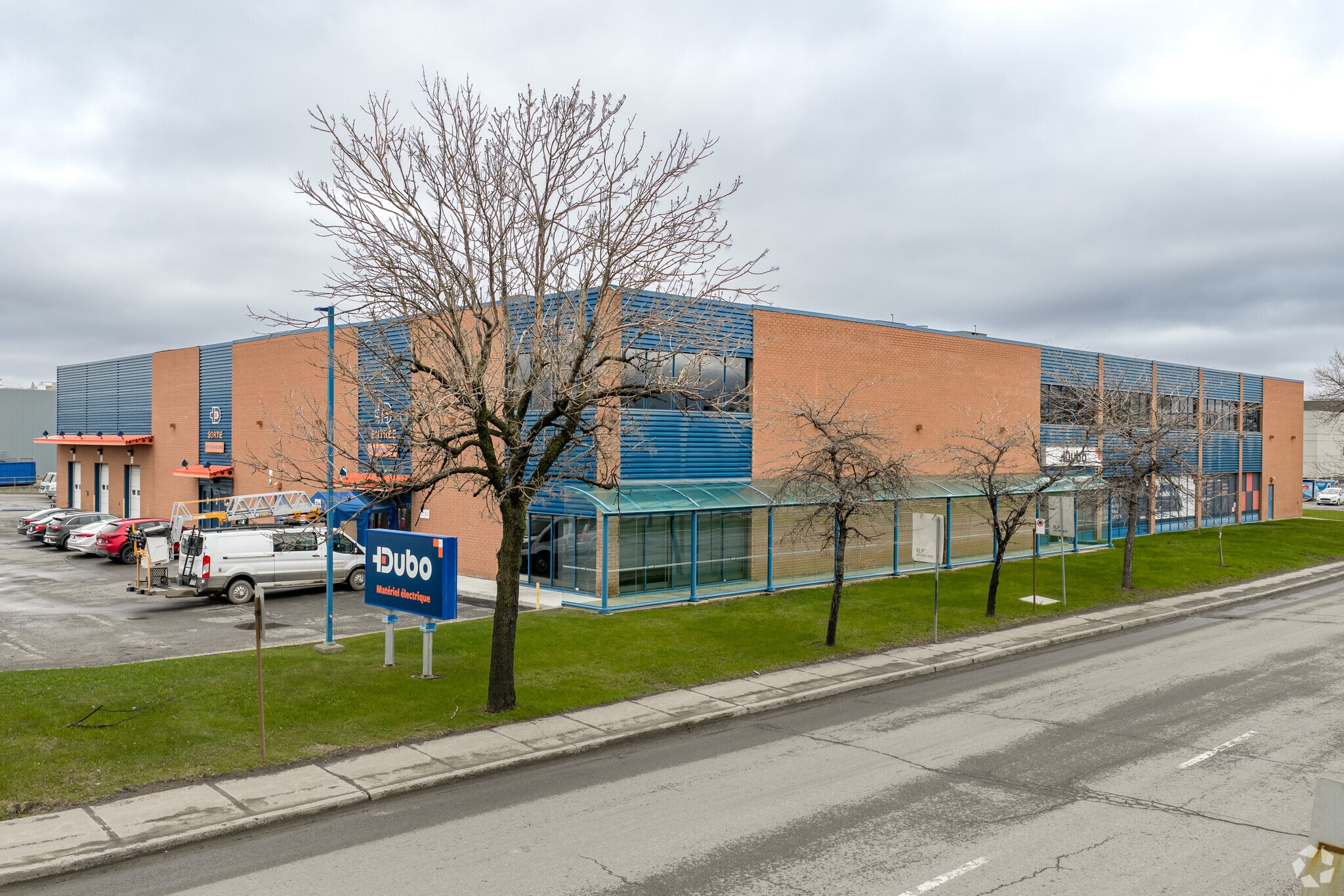 5780 Rue Ontario E, Montréal, QC for sale Primary Photo- Image 1 of 25