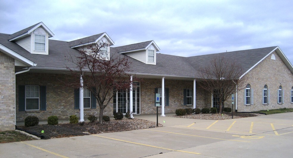 1075 Eastgate Dr, O'Fallon, IL for lease - Building Photo - Image 1 of 1