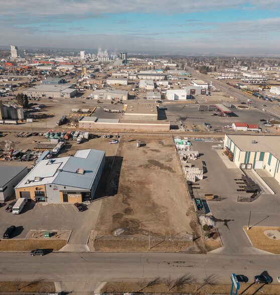 438 39 St N, Lethbridge, AB à vendre - Photo du bâtiment - Image 2 de 3