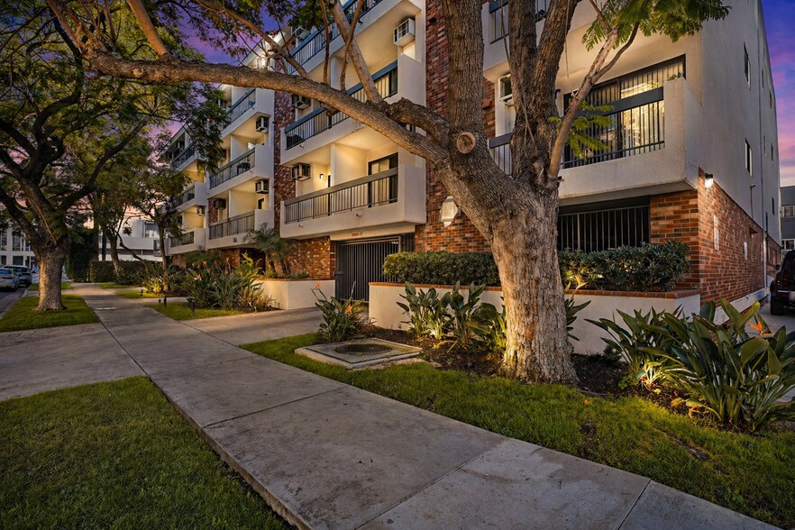 320 S Arnaz Dr, Los Angeles, CA à vendre - Photo du bâtiment - Image 3 de 12