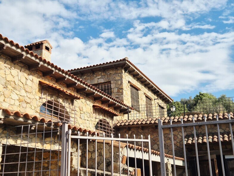 Commerce de détail dans Navaluenga, Ávila à vendre - Photo du bâtiment - Image 1 de 13