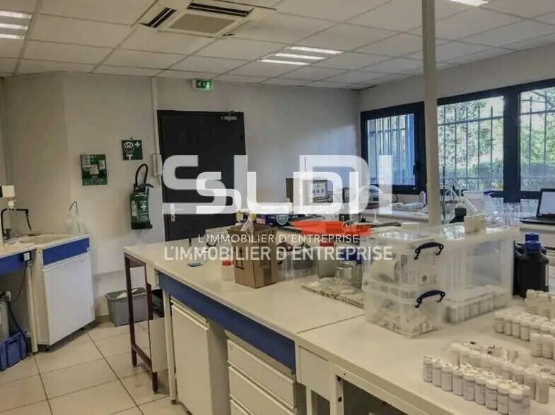 Flex in Bron for lease - Interior Photo - Image 2 of 10