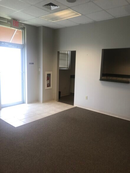 560 N Stewart Ave, Springfield, MO à louer - Hall d’entrée - Image 3 de 4