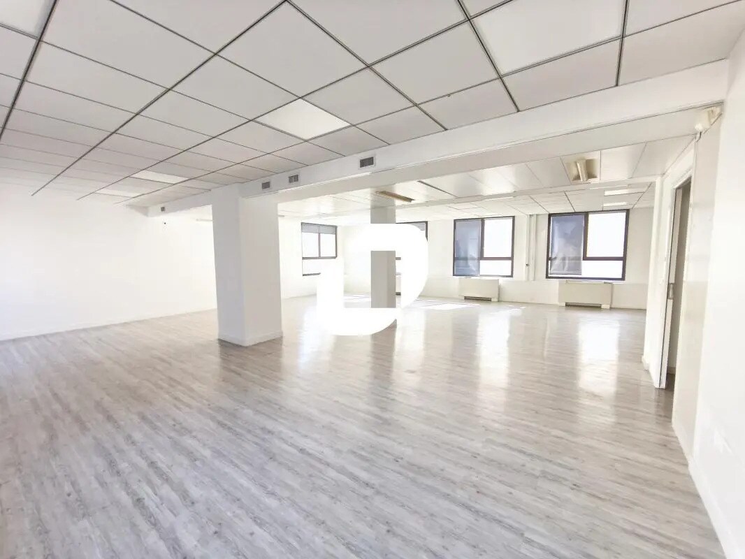 Office in Nogent-sur-Marne for lease Interior Photo- Image 1 of 6