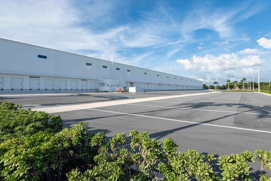 4700 NW 135th St, Opa Locka, FL for lease - Building Photo - Image 3 of 9