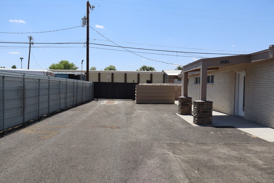 6911 Doniphan Dr, El Paso, TX à louer - Photo du bâtiment - Image 3 de 18