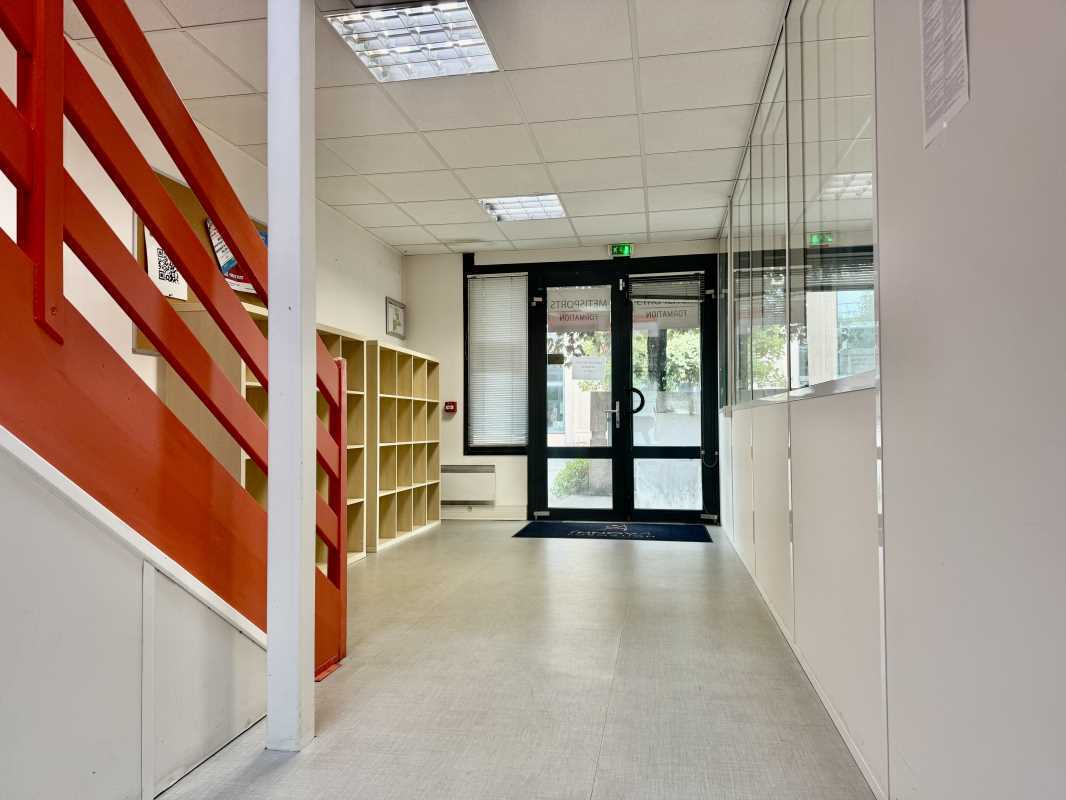 34 Rue Du 35eme Regiment D'Aviation, Bron for lease Interior Photo- Image 1 of 14