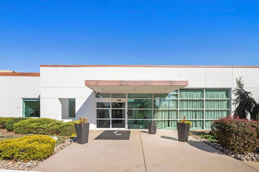 305 W Grand Ave, Montvale, NJ à louer - Photo du bâtiment - Image 2 de 5