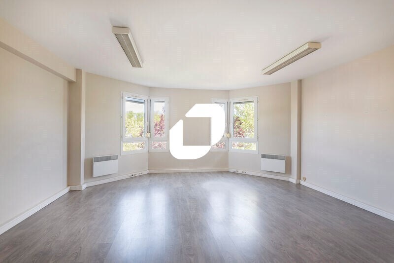 Office in Rambouillet for lease - Interior Photo - Image 3 of 15