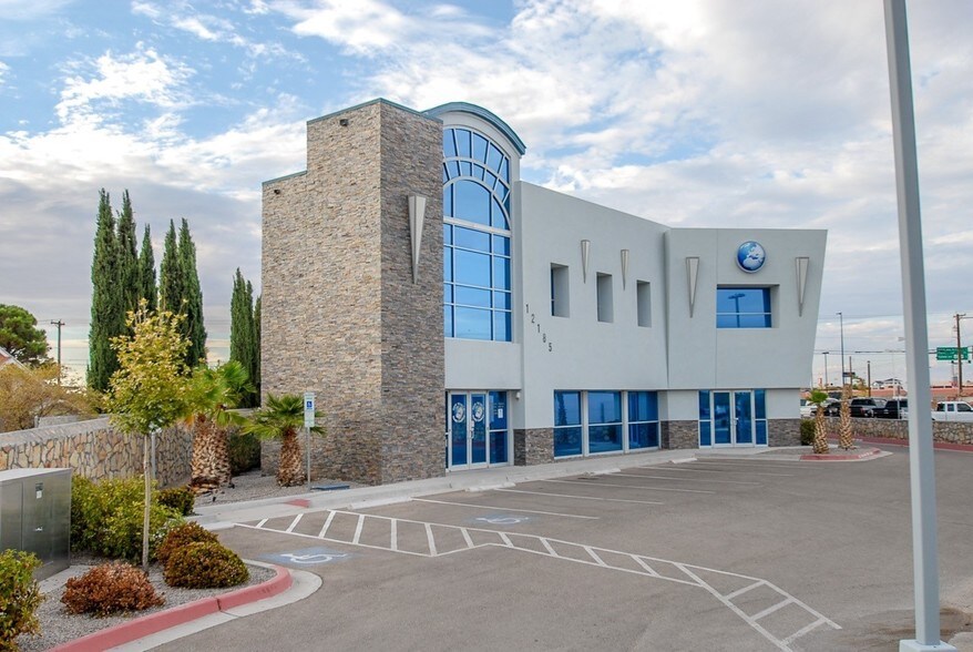 12185 New World Dr, El Paso, TX à vendre - Photo du bâtiment - Image 2 de 22
