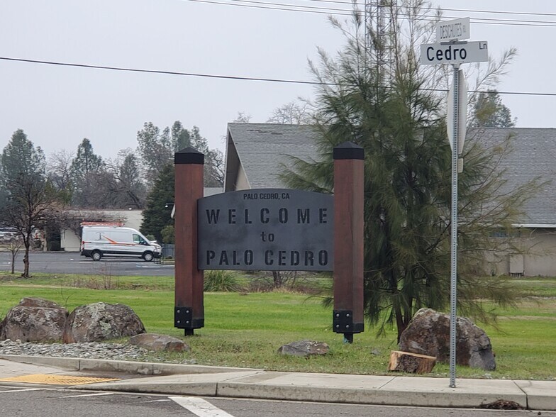 9372 Deschutes Rd, Palo Cedro, CA à louer - Photo du bâtiment - Image 2 de 11