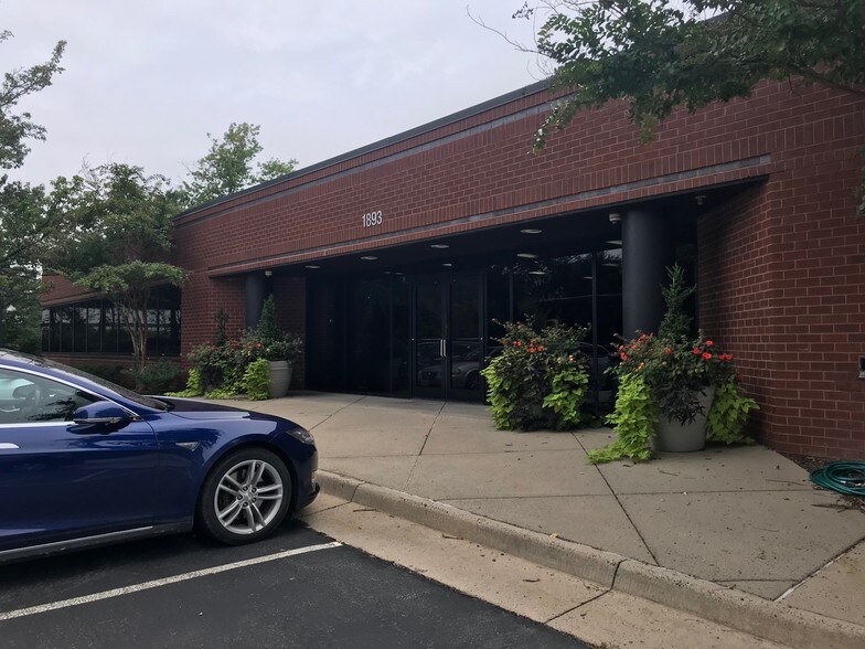 1893 Metro Center Dr, Reston, VA à louer - Photo du bâtiment - Image 3 de 5