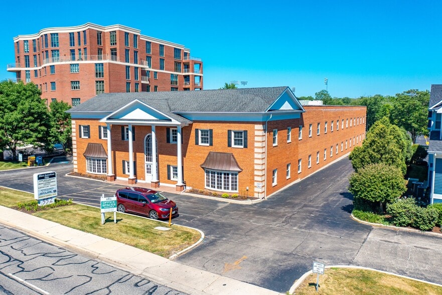 552 S Washington St, Naperville, IL à louer - Photo du bâtiment - Image 3 de 12