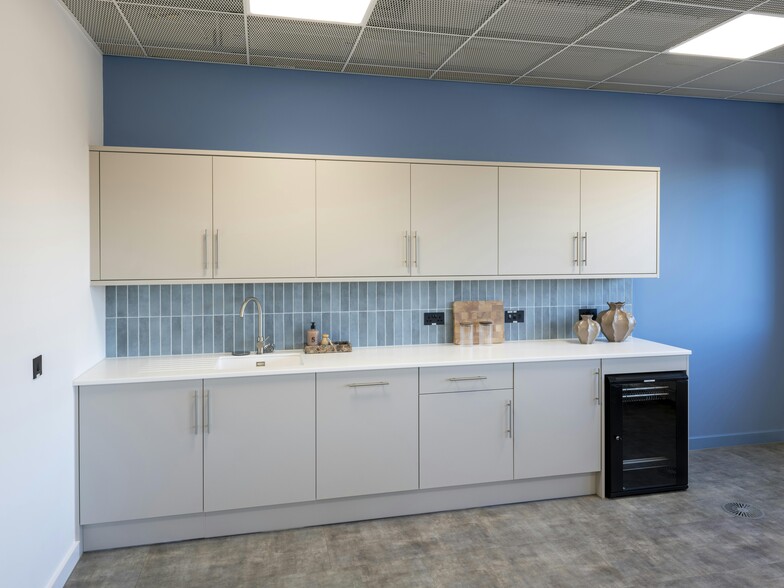 60 South Gyle Crescent, Edinburgh for lease - Building Photo - Image 3 of 3