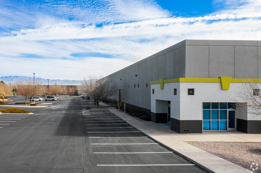 8000 Bluewater Rd NW, Albuquerque, NM à louer - Photo du bâtiment - Image 3 de 7