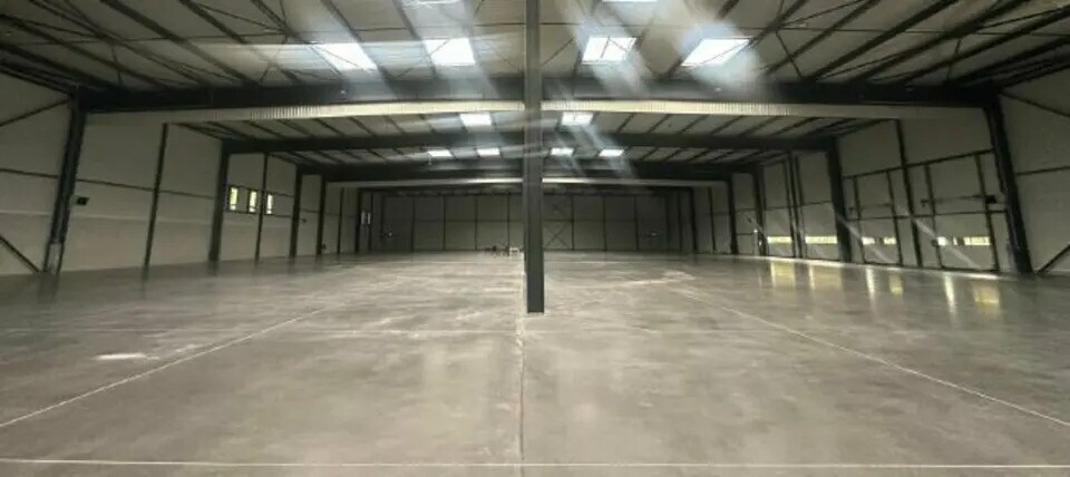 Bureau dans Saint-Laurent-de-Mure à louer - Photo du bâtiment - Image 3 de 11