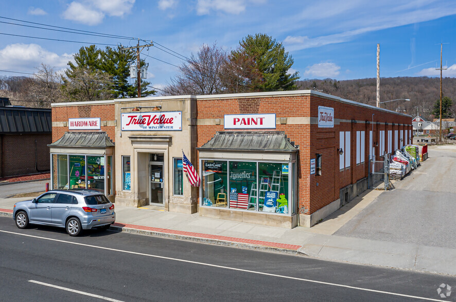 276 Main St, Winsted, CT à vendre - Photo principale - Image 1 de 3