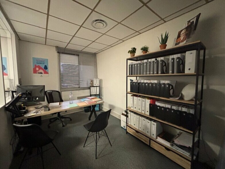 Office in Aix En Provence for lease - Interior Photo - Image 2 of 5