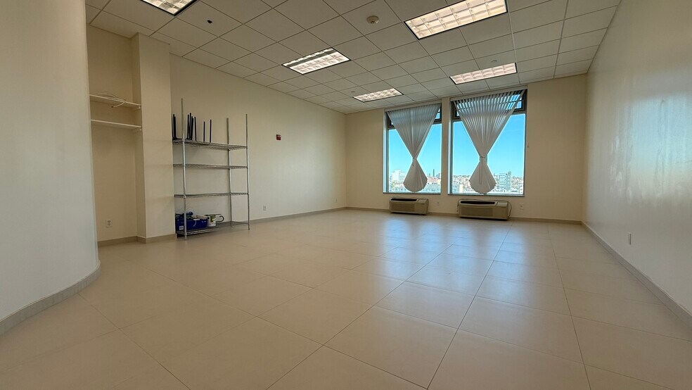 6402 8th Ave, Brooklyn, NY à louer - Photo du bâtiment - Image 3 de 6