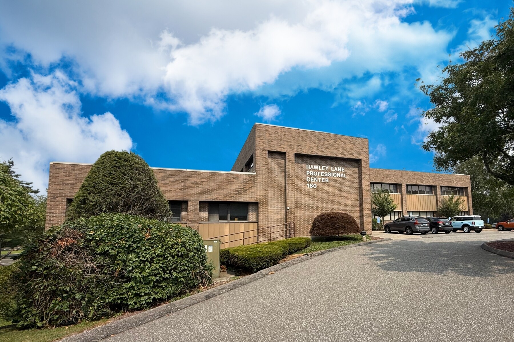 160 Hawley Ln, Trumbull, CT à louer Photo principale- Image 1 de 18