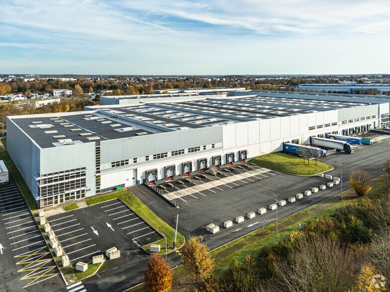 Industrial in Combs-la-Ville for lease - Building Photo - Image 3 of 3