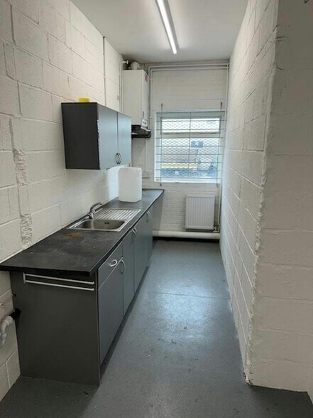 659 Eccles New Rd, Salford à louer - Photo du bâtiment - Image 3 de 7