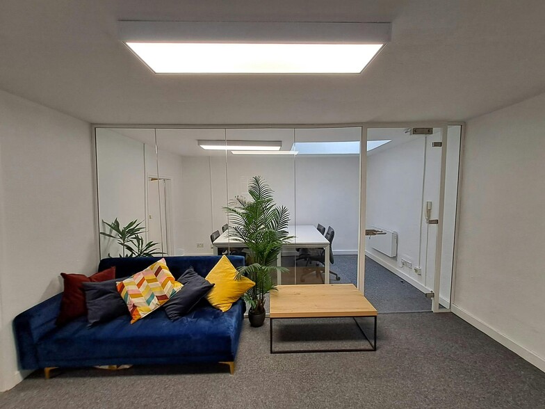 5 High Street, Windsor for lease - Building Photo - Image 2 of 14