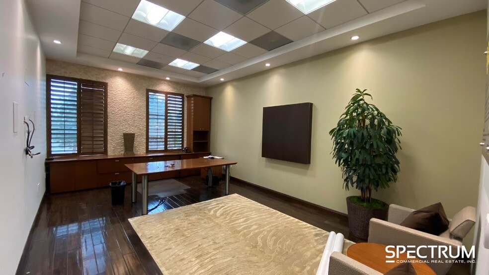 19835-19839 Nordhoff St, Northridge, CA for lease - Interior Photo - Image 2 of 13