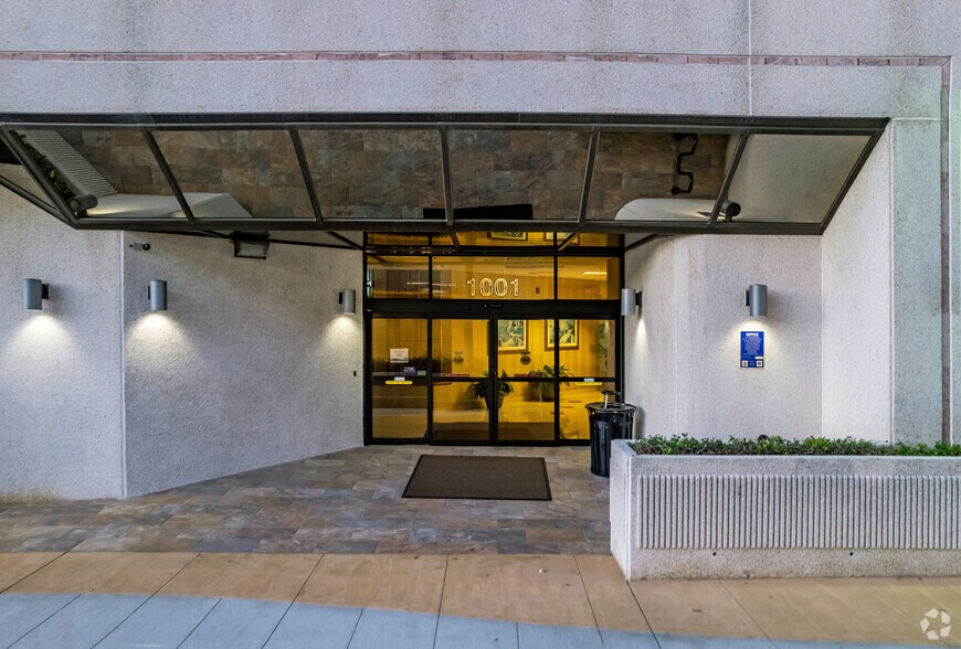 1001 3rd Ave W, Bradenton, FL à louer - Photo du bâtiment - Image 3 de 6