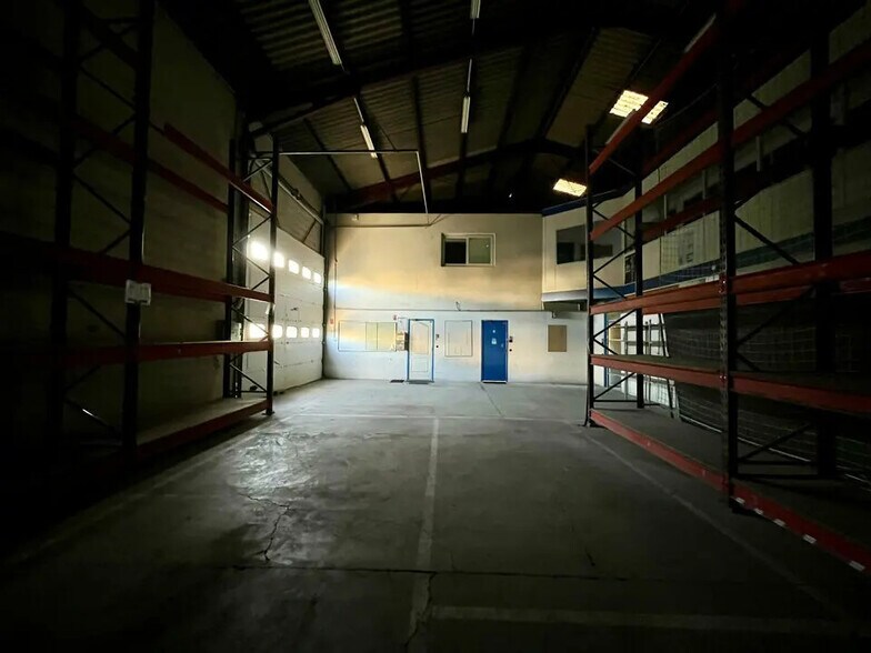 Industrial in Piolenc for lease - Interior Photo - Image 2 of 9