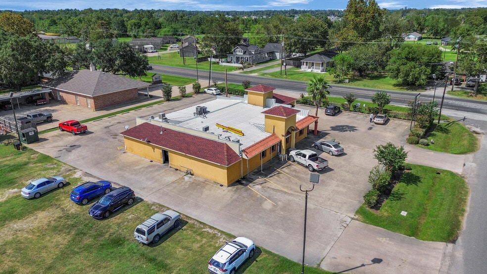 901 W Clayton St, Dayton, TX for lease - Building Photo - Image 3 of 12