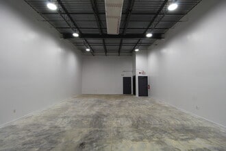 7602-7644 15th St E, Sarasota, FL for lease Interior Photo- Image 2 of 6