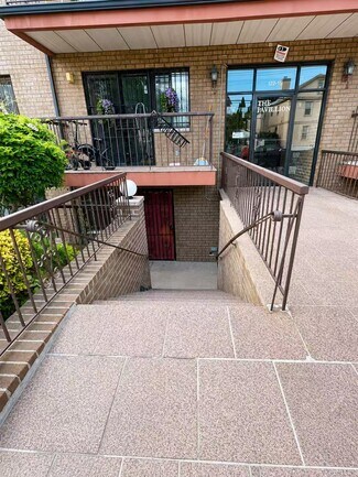 Plus de détails pour 12215 25th Rd, Flushing, NY - Spécialité à vendre
