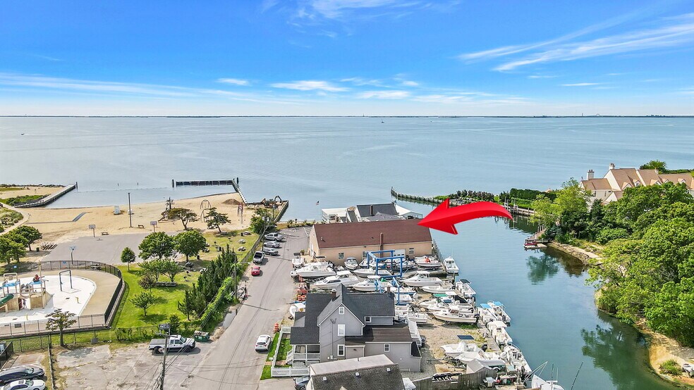 Suffolk County, Bay Shore, NY à vendre - Photo du bâtiment - Image 2 de 27