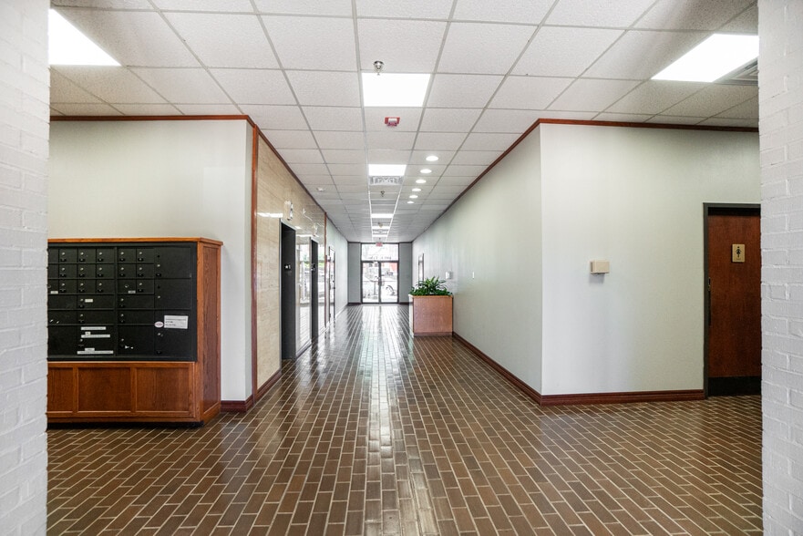 140 E Tyler St, Longview, TX for lease - Interior Photo - Image 3 of 9