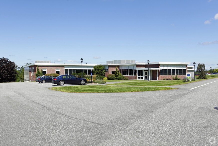 60 Pineland Dr, New Gloucester, ME à louer - Photo du bâtiment - Image 2 de 11