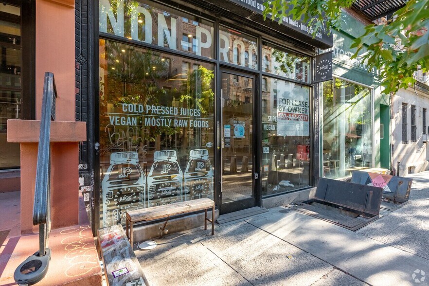 201 E 10th St, New York, NY à louer - Photo du bâtiment - Image 2 de 16