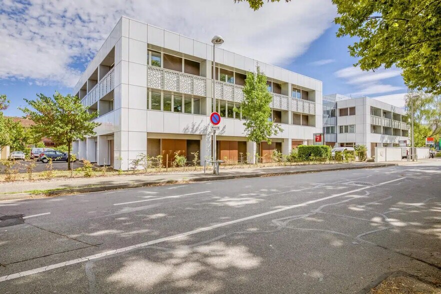 2-4 Rue Colonel Chambonnet, Bron à louer - Photo du bâtiment - Image 2 de 11