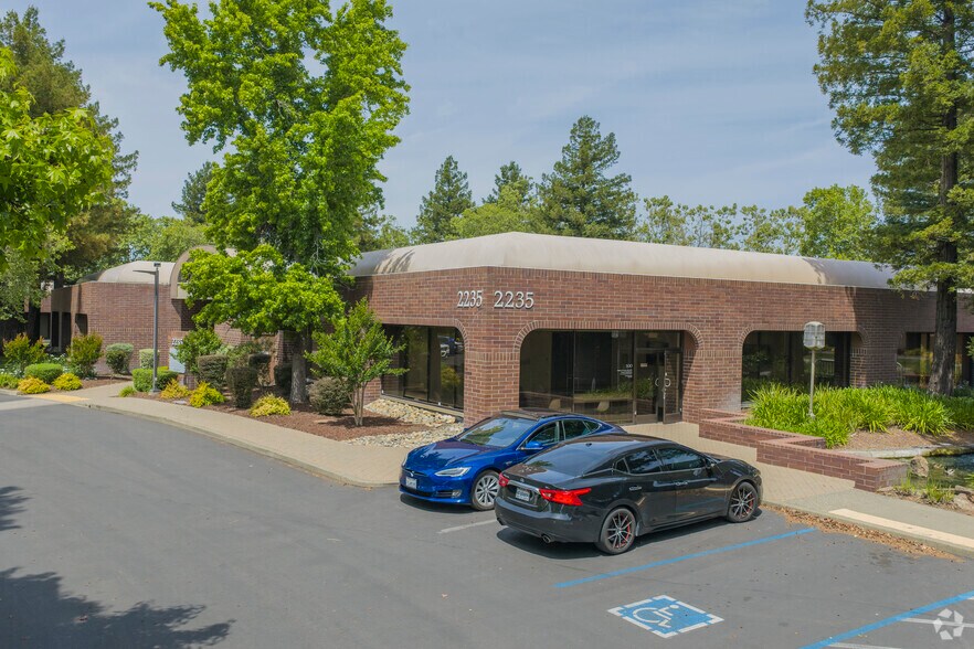 2255 Challenger Way, Santa Rosa, CA à louer - Photo du bâtiment - Image 2 de 12