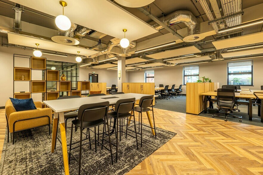 Silbury Blvd, Milton Keynes à louer - Photo du bâtiment - Image 2 de 15