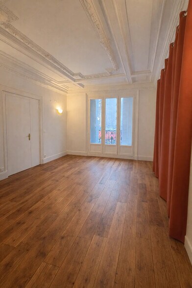 10 Bis Place De Clichy, Paris à louer - Photo du bâtiment - Image 3 de 17