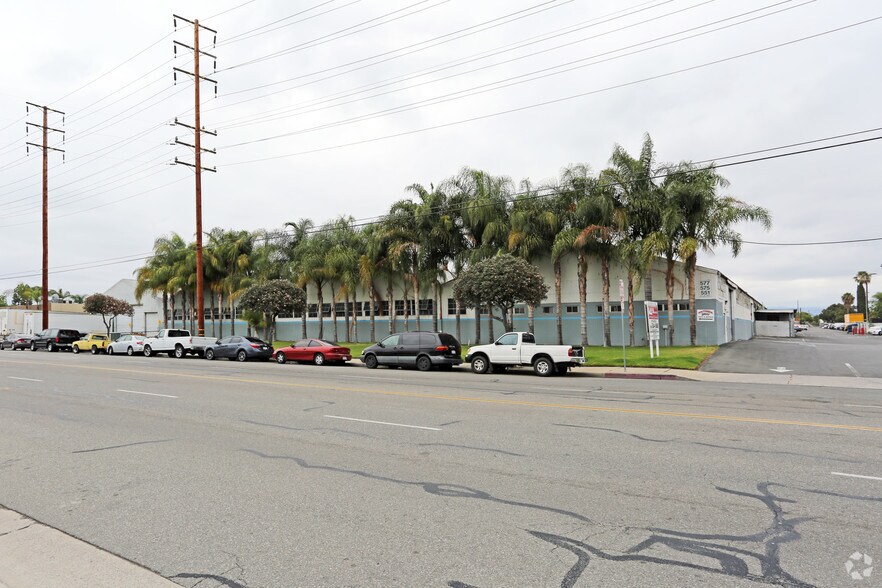 551-583 N Batavia St, Orange, CA à louer - Photo du bâtiment - Image 2 de 4