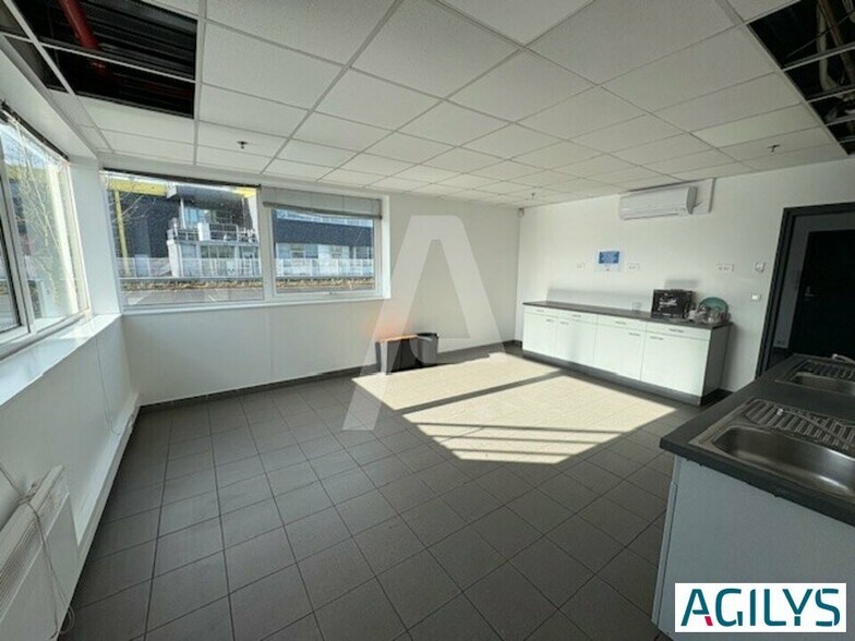 4 Rue Diderot, Saint-Michel-sur-Orge for lease - Interior Photo - Image 3 of 11